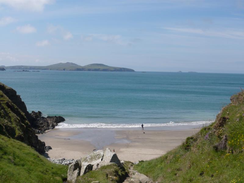 K800_P1000268.JPG - Wanderung St. David's Head, Pembrokeshire - Blick auf Ramsey Island