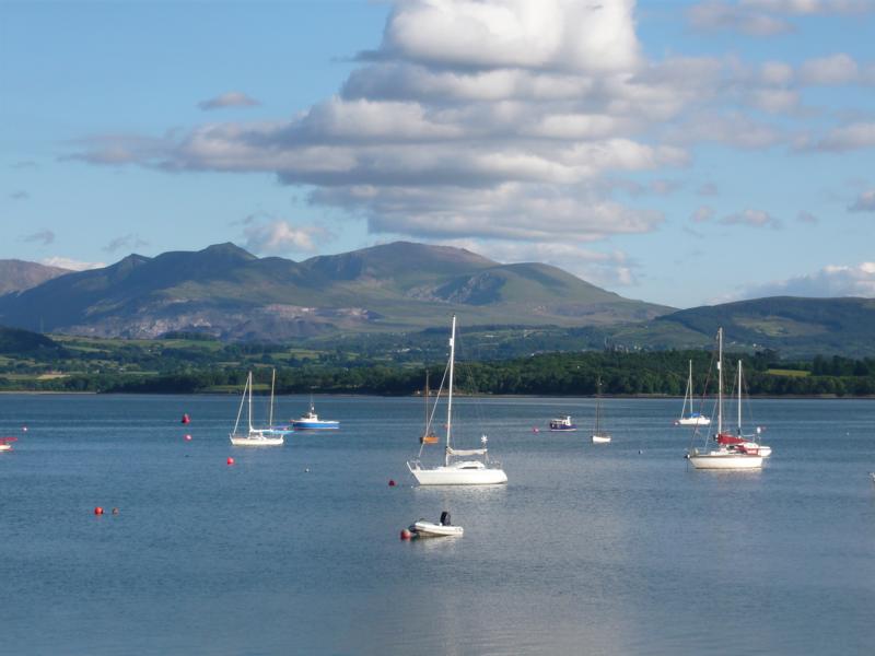 K800_P1000378.JPG - Blick über die Menai Strait, Beaumaris, Anglesey