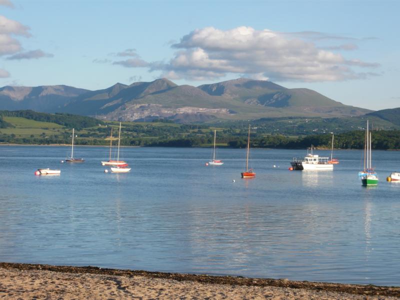 K800_P1000398.JPG - Blick über die Menai Strait, Beaumaris, Anglesey