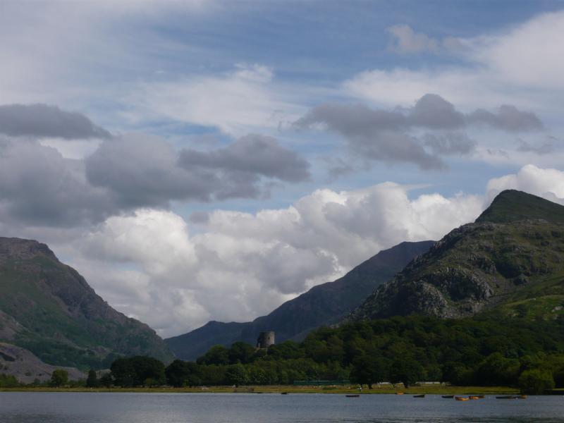 K800_P1000671.JPG - Llanberis: Llyn Padarn mit Dobaldarn Castle